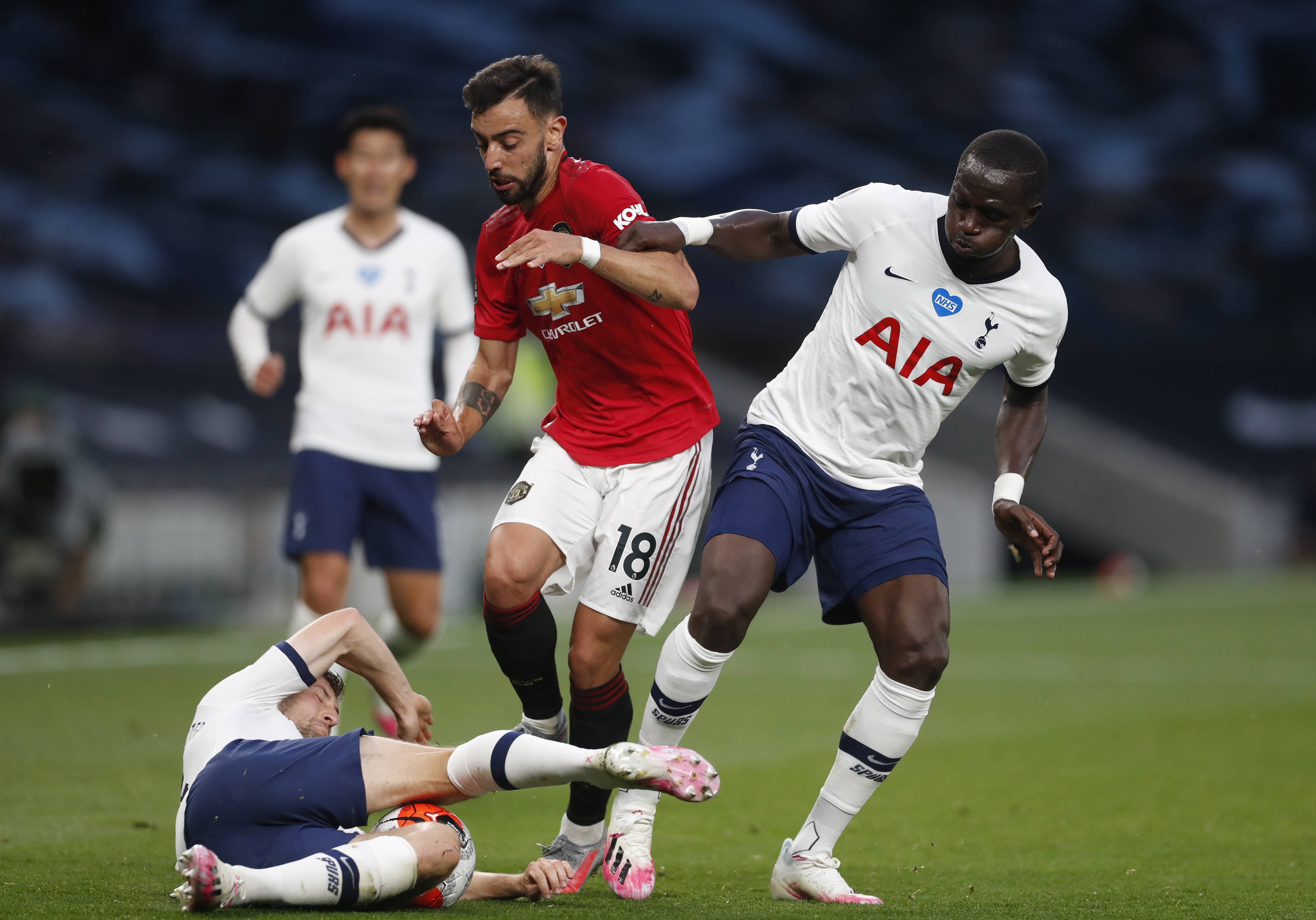 纪念若塔，利物浦vs雷普斯顿赛前数万人齐唱YNWA.